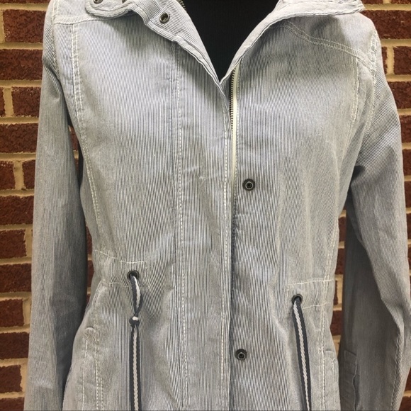 🆕 GAP Railroad Stripe Utility Jacket
Size XS 
Blue & White Stripes - Picture 2 of 6